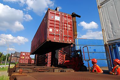 011_15720 - die Arbeiter beobachten den Vorgang der Beladung des Gterzugs und dirigieren den Fahrer des Reachstackers an die richtige Position.