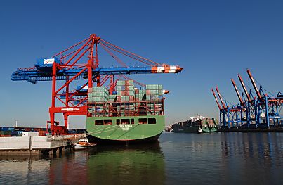 11_15751 - Heckansicht des 2006 erbauten Containerschiffs CSCL PUSAN am Terminal Eurogate - das Frachtschiff hat eine Lnge von 336m und kann 9580 Container TEU befrdern.
