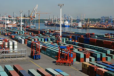 11_15759 - Blick ber das Containerlager beim Eurogate Containerterminal zum Waltershofer Hafen - auf der gegenber liegenden Seite der Burchardkai. Zwei Portalhubwagen fahren auf dem Lagergelnde. 