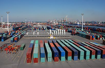 11_15760 - die Container sind in Reihen gestapelt - in den Zwischenrumen kann das Transportfahrzeug fahren und den gewnschten Container aufnehmen.