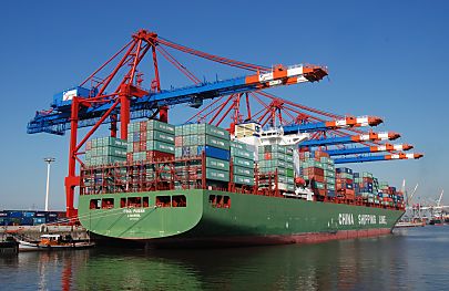 11_15766 - der Container Carrier CSCL PUSAN liegt im Waltershofer Hafen am Eurogate Terminal - alle Containerbrcken sind herunter gefahren.