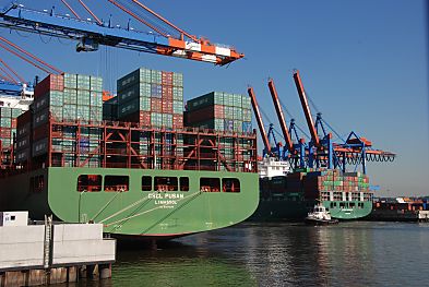 11_15767 - im Vordergrund das Heck der CSCL PUSAN - dahinter ein Containerschiff am Burchardkai, das gerade im Hamburger Hafen eingelaufen ist und am Kai fest gemacht hat. 