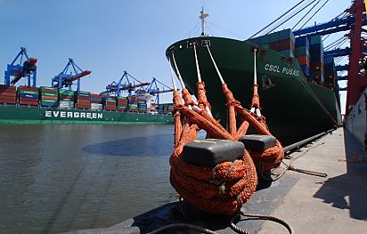 11_15769 - der Bug der CSCL PUSAN - vier Trossen alten das Schiff am Kai - im Hintergrund ein Frachter am Burchardkai.