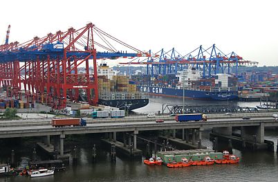 011_15691 - Blick von der Khlbrandbrcke ber die Autobahnbrcke der A1 bei Waltershof; im Vordergrund liegen Schiffe im Rugenberger Hafen - links die Containerbrcken vom Container Terminal Eurogate, rechts das Terminal Burchardkai.