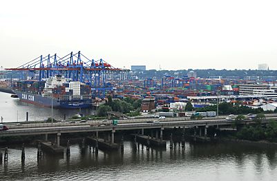 011_15692 - Bdie Containerbrcke am Terminal Burchardkai sind alle herunter gelassen und entladen das vor kurzem im Hamburger Hafen eingetroffene Schiff - im Hintergrund der Lagerplatz der angelandeten Container.