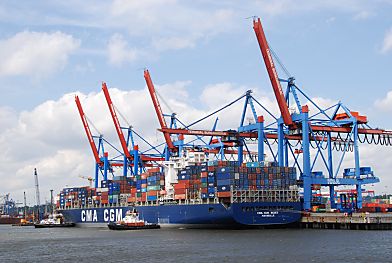 011_15694 - die Befrachtung / Beladung eines Containerschiff ist beendet, die Containerbrücken sind fast alle schon hochgefahren; zwei Schlepper bereiten sich darauf vor, den riesigen Frachter vom Kai weg in die Fahrrinne des Hafenbeckens zu ziehen