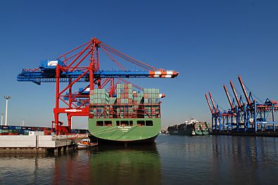 011_15696 - rechts der Predhlkai am Container Terminal Eurogate lilks die hoch gefahrenen Containerbrcken am Burchardkai; ein grosses Frachtschiff verlsst gerade den Waltershofer Hafen und fhrt Richtung Elbe.