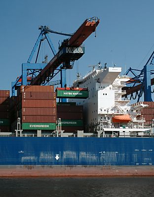 011_15698 - der Burchardkai von der Wasserseite aus gesehen; ein Containerfrachter liegt am Hafenkai; mit einer Containerbrcke wird ein Container an Land gebracht.