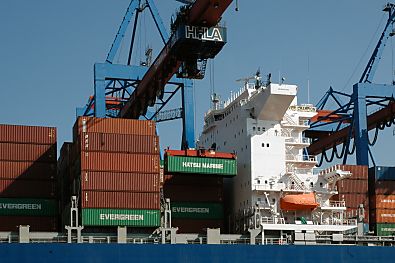 011_15700 - die Fhrer der Containerbrcke haben nur wenig Platz, um die grossen Metallboxen sicher an Land zu bringen.  