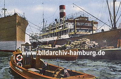 011_15701 - historisches Hafenmotiv ca. 1900; ein Frachter wird entladen; auf einer Schute sind eine Ladung Scke gestapelt; im Vordergrund fhrt eine Barkasse durch den Hamburger Hafen. 