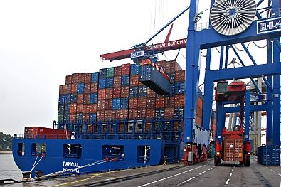 011_15711 - ein Container wird mit der Containerbrcke vom Frachter geladen; auf dem Kai transportiert ein Container Carrier seine Fracht ins Containerlager. 