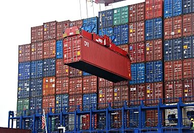 011_15715 - der Container wird an Land gehievt; im Hintergrund die hoch gestapelten Metallbehlter mit ihrer unterschiedlichsten Fracht. 