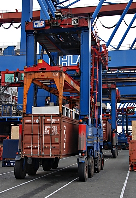 011_15720 - mehrere Portalhubstapelwagen stehen auf den Kaianlagen des Containerterminals Burchardkai und holen die abgeladenen Container ab.
