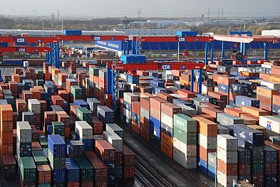 011_15812 - Blick ber das Hamburger Containerterminal Altenwerder. Die gestapelten Container warten auf ihren Transport.