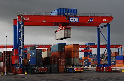 011_15814 - die hohen Containerkrne transportieren die Container an ihren Lagerplatz.