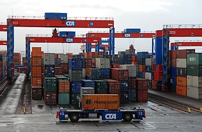 011_15600 - Containertransport auf dem Containerterminal Altenwerder - im Vordergrund transportiert ein automatisches Fahrzeug (Automated guided Vehicles / AGV ) einen Container.