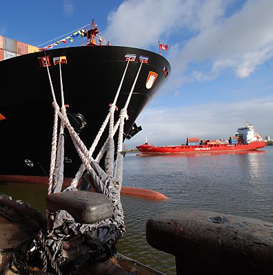 011_15819 - mit dicken Tampen ist das Contaienerschiff an dem Poller am Kai des Containertermials Altenwerder fest gemacht. Im Hintergrund wartet ein Containerfeeder auf seinen Liegeplatz.  