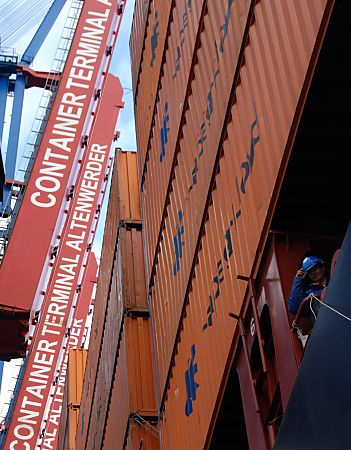 011_15825 - die Containerbrcken sind hoch geklappt, die Beladung des Containerschiffs ist beendet - die Ausleger der Containerbrcke sind mit dem Schriftzug "Container Terminal Altenwerder" versehen. 