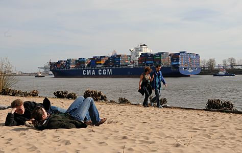 11_17446 - die CMA CGM Carmen fhrt hoch beladen auf der Elbe stromaufwrts Richtung Hamburger Hafen. 
