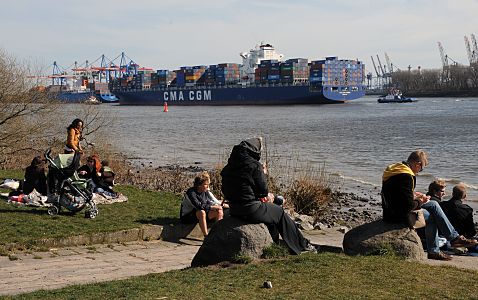 11_17448 - Hamburger sitzen in der Frhlingssonne Hhe velgnne am Elbufer und beobachten den Schiffsverkehr auf der Elbe. 