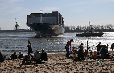 11_17449- vor dem Waltershofer Hafen wird der riesige Frachter an einem Wendeplatz auf der Elbe gedreht, damit er rckwrts am HHLA Continerterminal Burchardkai anlegen kann. 