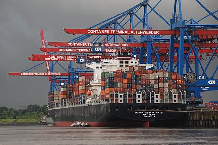 011_17471 - das Containerschiff Bunga Seroja Satun hoch beladen am Kais des Terminals Altenwerder. Der 317 m lange Frachter kann 7920 TEU Containern laden. 