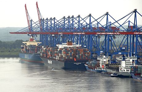 011_17472 - Blick auf den Container Terminal Altenwerder - dicht gedrngt liegen die Frachtschiffe am Ballinkai, fast alle Containerbrcken sind herunter gefahren. Im Vordergrund zwei Containerfeeder und in der Mitte der 335 m lange Containerriese Tsingtao Express, der eine Ladung von 8.750 Standardcontainer an Bord nehmen kann.