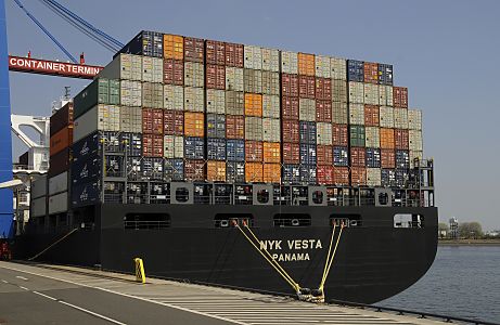 011_17475 - das imposante Heck der NYK Vesta am Terminalkai von Hamburg Altenwerder - die Container sind an Bord des Frachters hoch gestapelt.