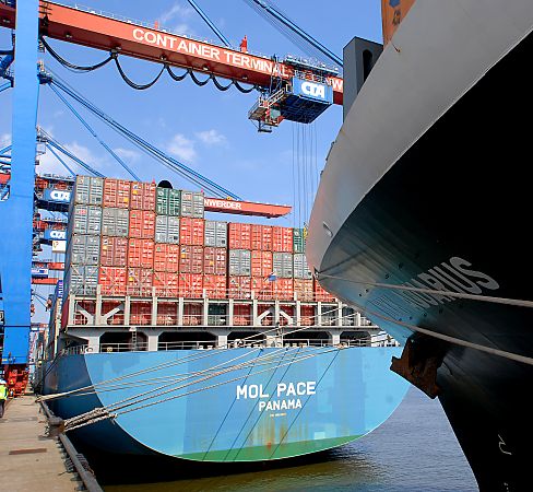 011_17476 - das Heck des Containerfrachters MOL PACE; das 293m lange Frachtschiff kann 6350 TEU Standartcontainer transportierten. 