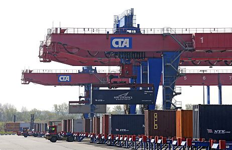 011_17484 - Verladestation und Abfertigung der Container auf dem Gterbahnhof CTA - ein Containerzug wird entladen und die Fracht auf Tieflader verladen.