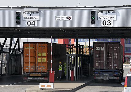 011_17485 - auf dem Gelnde des Terminals befindet sich eine Zollstation, die vor Ort die Container kontrolliert und die notwendigen Zollpapiere ausstellt. 