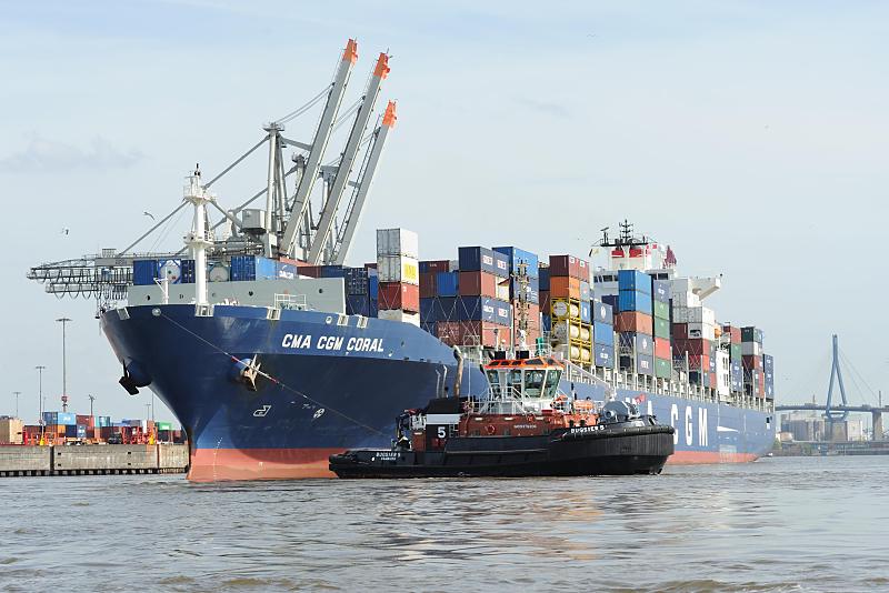 Schiffsbilder aus dem Hamburger Hafen - Containerschiff CMA CGM CORAL, Schlepper.54_3425 Der Containerfrachter CMA CGM CORAL legt im Waltershofer Hafen an - vorher wurde das 280m lange Frachtschiff mit Hilfe der Hafenschlepper gewendet, damit es mit dem Bug Richtung Elbe/flussabwrts liegt. Im Hintergrund einer der Polygonen der Khlbrandbrcke.