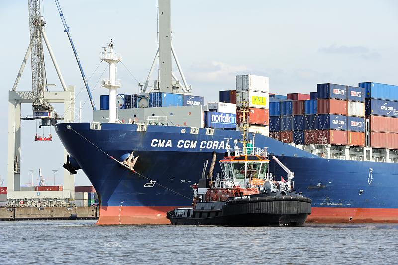 Schiffsbilder aus dem Hamburger Hafen - Containerschiff CMA CGM CORAL, Schlepper BUGSIER 5 Anlegemanver. 56_3456 Containervessel CMA CGM CORAL beim Anlegemanver im Waltershofer Hafen - das 280m lange Schiff wird von den Schleppern rckwrts an den Burchardkai bugsiert. Der Bug des Hafenschleppers ist mit einem dicken Gummistreifen gepolstert, mit dem das PS-starke Arbeitsschiff die Schiffe vorsichtig bugsieren kann.