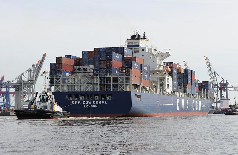 Schiffsbilder aus dem Hamburger Hafen - Anlegemanver der CMA CGM CORAL.Wendemanver vorm Waltershofer Hafen - Containerschiff, Hafenschlepper. 57_3435 Das Frachtschiff CMA CGM CORAL ist hoch mit Containern beladen - beim Wendemanver vor dem Hafenbecken des Walteshofer Hafens wird der Frachter von den Schleppern in die richtige Position zum Anlegen am Burchardkai gebracht.