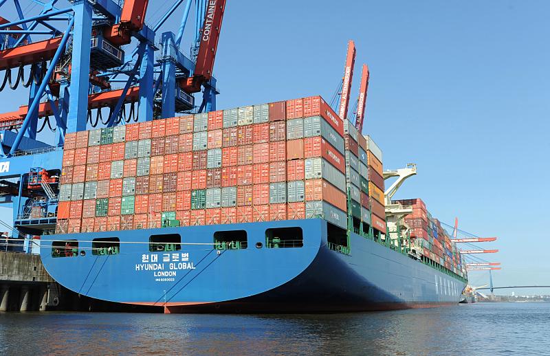 Schiffsbilder aus dem Hamburger Hafen - Containerschiff beim Terminal Altenwerder. Mit Containern hoch beladenes Frachtschiff HYUNDAI GLOBAL. 59_2472 Heckansicht des Frachters HYUNDAI GLOBAL am Ballinkai der HHLA Container Terminals Altenwerder - in mehreren Lagen sind die Container auf dem 339m langen und 46m breiten Schiff gestapelt.