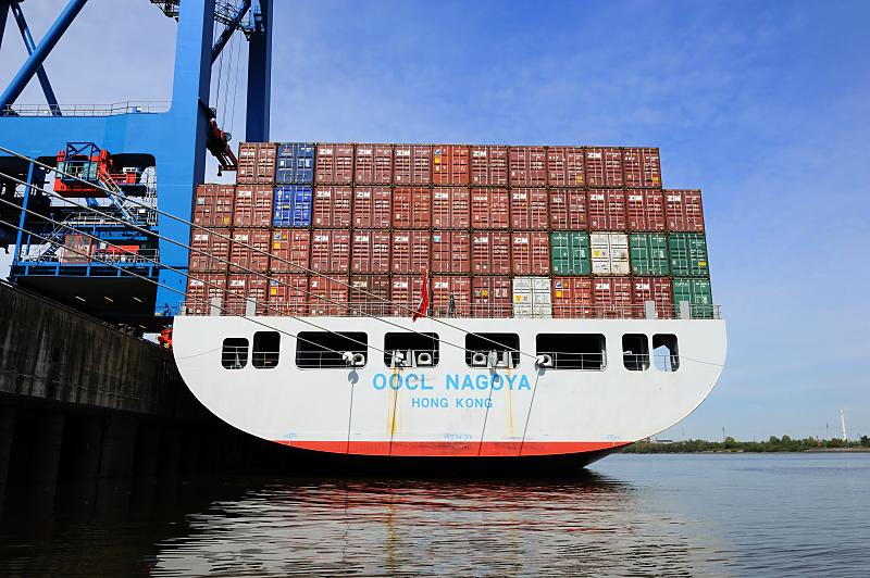 Bilder aus dem Hamburger Hafen - Heckansicht des Containerschiffs OOCL NAGOYA.Ballinkai des Containerterminals Hamburg Altenwerder. 60_3389 Das 260m lange und 32m breite Frachtschiff OOCL NAGOYA liegt am Ballinkai des Terminals Altenwerder - das 2009 in Dienst gestellt Schiff kann 4500 TEU Standardcontainer transportieren.