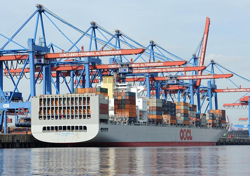 Bilder aus dem Hamburger Hafen - Containerfrachter OOCL WASHINGTON. HHLA Containerterminal Altenwerder - Containerbrcken. 61_3407 Die OOCL WASHINGTON liegt unter den weit ausladenden Containerbcken des Altenwerder Containerterminals. Das 2010 getaufte Schiff kann 8063 TEU Ladung an Bord nehmen.