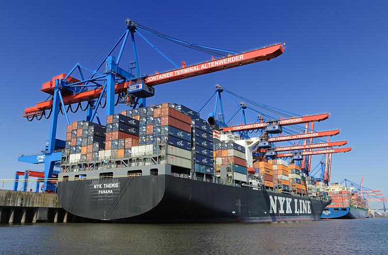 Schiffsfotos aus dem Hamburger Containerhafen - Containerschiffe. Frachter am Ballinkai - Container Terminal Altenwerder CTA. 63_2448 Mehrere Schiffe liegen am Ballinkai des Terminals Altenwerder - ihre Ladung wird gelscht und neue Container werden ber die Containerbrcke an Bord der Containerriesen gebracht. Auf den Kranauslegern der Containerbrcken ist der Name des Terminals in Grossbuchstaben angebracht.