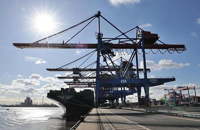 Schiffsbilder aus dem Hamburger Containerhafen Altenwerder. Containerbrcken am Containerterminal Altenwerder CTA, HYUNDAI FORCE. 64_0124 Das 340m lange Containerschiff HYUNDAI FORCE liegt am Ballinkai unter den Auslegern der Containerbrcken am HHLA Containerterminal Altenwerder CTA. Im Hintergrund das Kohlekraftwerk Moorburg im Bau.