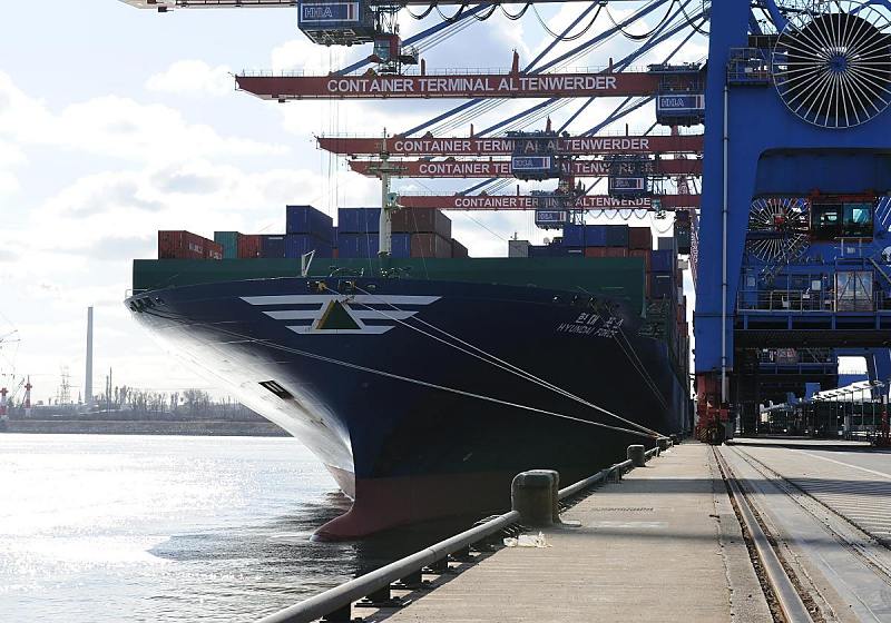 Schiffsfotos aus dem Hamburger Container Hafen Altenwerder. 65_0125 Der Containerfrachter HYUNDAI FORCE liegt unter den Auslegern der Containerbrücken am Ballinkai des HHLA Container Terminal Altenwerder. Die Krananlagen bewegen sich auf Schienen, die parallel zur Kaimauer verlaufen.