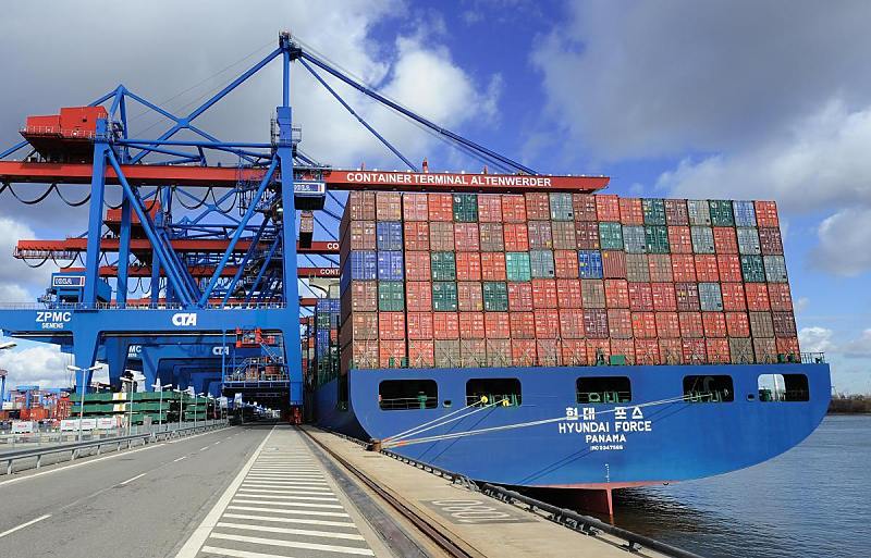 Schiffsbilder  Hamburger Containerhafen Altenwerder. Heck des Frachtschiffs HYUNDAI FORCE am Ballinkai. 66_0138 An Deck des Containerfrachters  HYUNDAI FORCE ist die Ladung hoch gestapelt - am Heck des Schiffs liegen die Container sechs Lagen hoch.