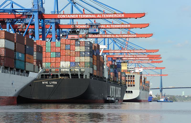 Schiffsbilder vom HHLA Container Terminal Altenwerder CTA. Hoch beladene Containerschiff am Ballinkai, Hamburg Altenwerder.  66_0138 Containerschiffe liegen im Hamburger Containerhafen am HHLA Terminal Altenwerder - in der Mitte hat die NYK LYRA mit Heimathafen Panama fest gemacht. Das knapp 300m lange Frachtschiff wurde 2002 gebaut und kann 6178 TEU an Bord nehmen.