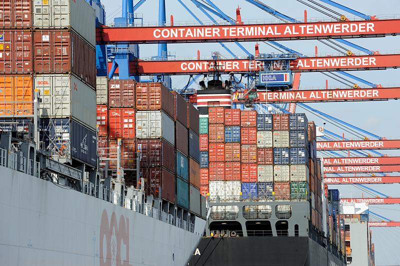 Schiffsbilder vom HHLA Container Terminal Altenwerder CTA. Container an Deck der Containerschiffe am Terminal Altenwerder.  68_3397 Hoch beladen liegen die Containerfrachter am Ballinkai des HHLA Container Terminal Altenwerders - der Schriftzug ist an den roten Auslegern der Krananlage angebracht.