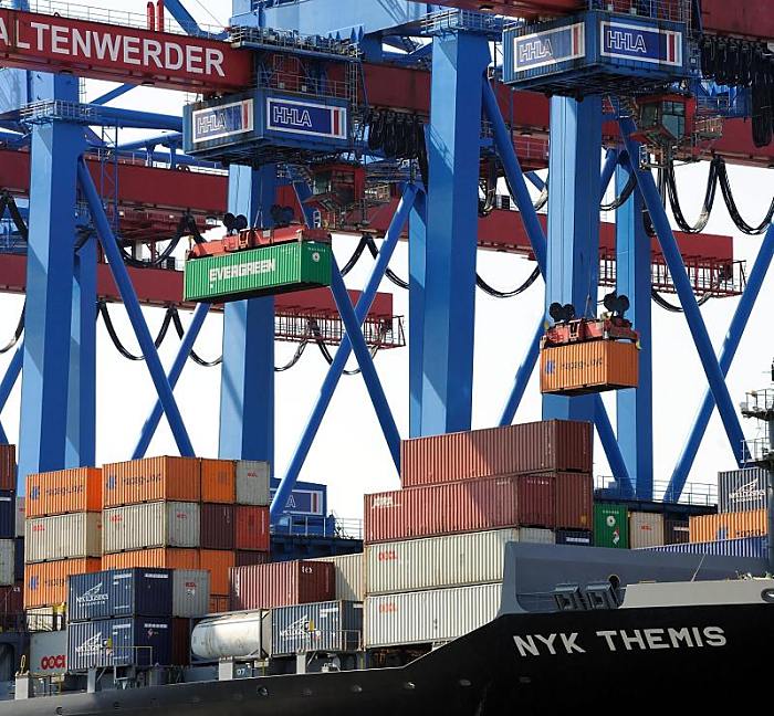 Bilder vom Containerhafen Hamburg - Ladung löschen eines Containerschiffs - Container an der Hauptkatze der Krananlage. 71_2394 Ein TEU sowie ein FEU Container hängen an zwei der 14 Hauptkatzen auf dem Terminal Altenwerder - Container unterschiedlicher Größen sowie Tankcontainer sind auf dem Deck der NYK THEMIS gestapelt. Das 304m lange und 40m breite Frachtschiff kann als Ladung 6661 TEU Standardcontainer transportieren.