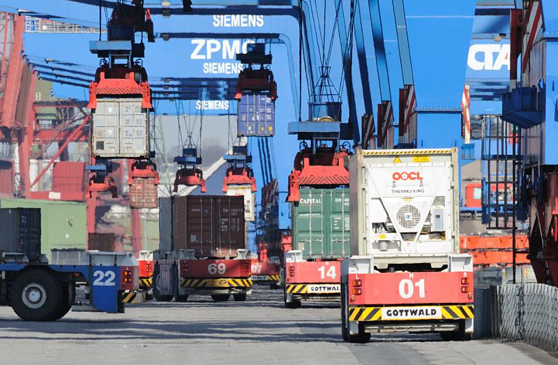 Hafenbilder aus dem Containerhafen Hamburg - Beladung von AU TOMATED GUIDED VEHICLES Containertransport auf dem Betriebsgelnder Terminal Altenwerder. 79_6913 Unablssig transportieren die automatischen Transportfahrzeuge die Metallboxen von den Containerbrcken, die am Hafenkai stehen und die dort liegenden Containerfrachter entladen zu den Lagerblcken.