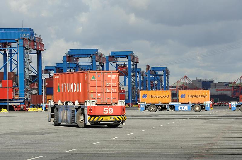 Hafenbilder aus dem Hamburger Containerhafen - Containertransport Altenwerder Automatischer Transport der Container auf dem Terminal Altenwerder.  80_0201 Die ca. 75 automatischen Transportfahrzeuge bringen die Container an die Portalkranpaare (Double Rail Mounted Gantry – DRMG), die vor den 26 Lagerblcken stehen.