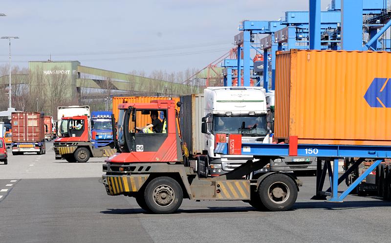 Bilder vom Containertransport - Hafenterminal Hamburg Altenwerder. Zugmaschine mit Chassis - Sattelzge Hamburger Containerhafen.  95_6970 Eine terminaleigene Zugmaschine schiebt das Containerchassis an den Verladeplatz unter den Portalkran. Auf dem Betriebsgelnde des HHLA Terminals herrscht reger LKW-Verkehr.