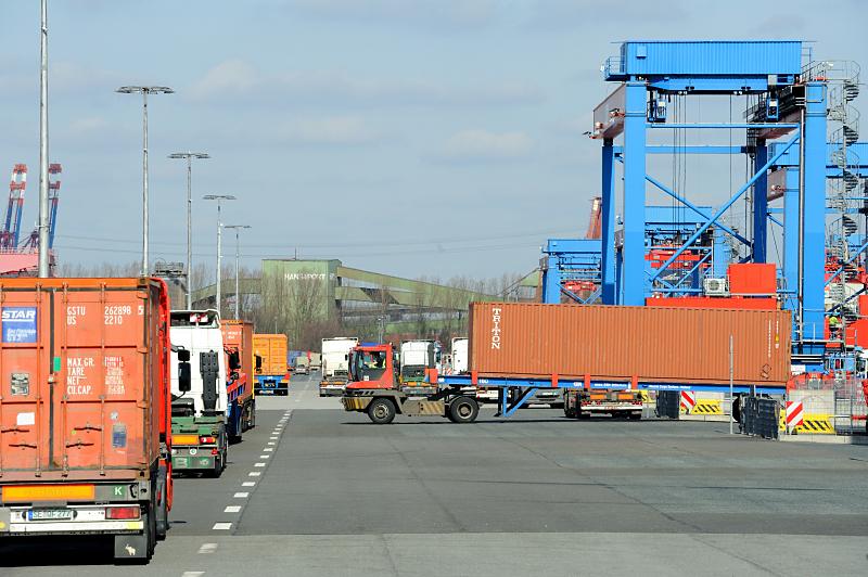 Hafen-Bilder Hamburg - Terminal Hamburg Altenwerder. Zugmaschine mit Chassis - Sattelzge Hamburger Containerhafen.  96_1180 Eine terminaleigene Zugmaschine schiebt das Containerchassis an den Verladeplatz unter den Portalkran. Auf dem Betriebsgelnde des HHLA Terminals herrscht reger LKW-Verkehr - leere und beladene Sattelzge fahren ber das Terminalgelnde Hamburg Altenwerder.