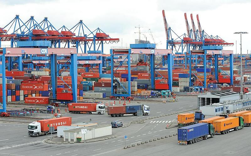 Hamburger Hafen-Bilder - Container- Terminal. Blick ber das HHLA Terminalgelnde Altenwerder.  97_0291 Blick ber das Betriebsgelnde des Containerterminals Altenwerder; ber dem Container-Zwischenlager fahren die Portalkranpaare (Double Rail Mounted Gantry – DRMG) und bringen die Container an ihren Bestimmungsort. Im Hintergrund die Containerbrcken am Ballinkai.