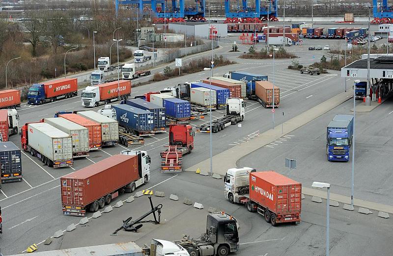 Hamburger Hafen-Bilder - Container-Terminal Altenwerder. Blick ber das HHLA Terminalgelnde Altenwerder.  98_0292 Gterkraftverkehr auf dem Terminal Altenwerder - die Sattelzge fahren mit beladenem oder leeren Sattelauflieger ber das weitrumig Gelnde. Andere Sattelkraftfahrzeuge parken in der dafr markierten Parkzone.